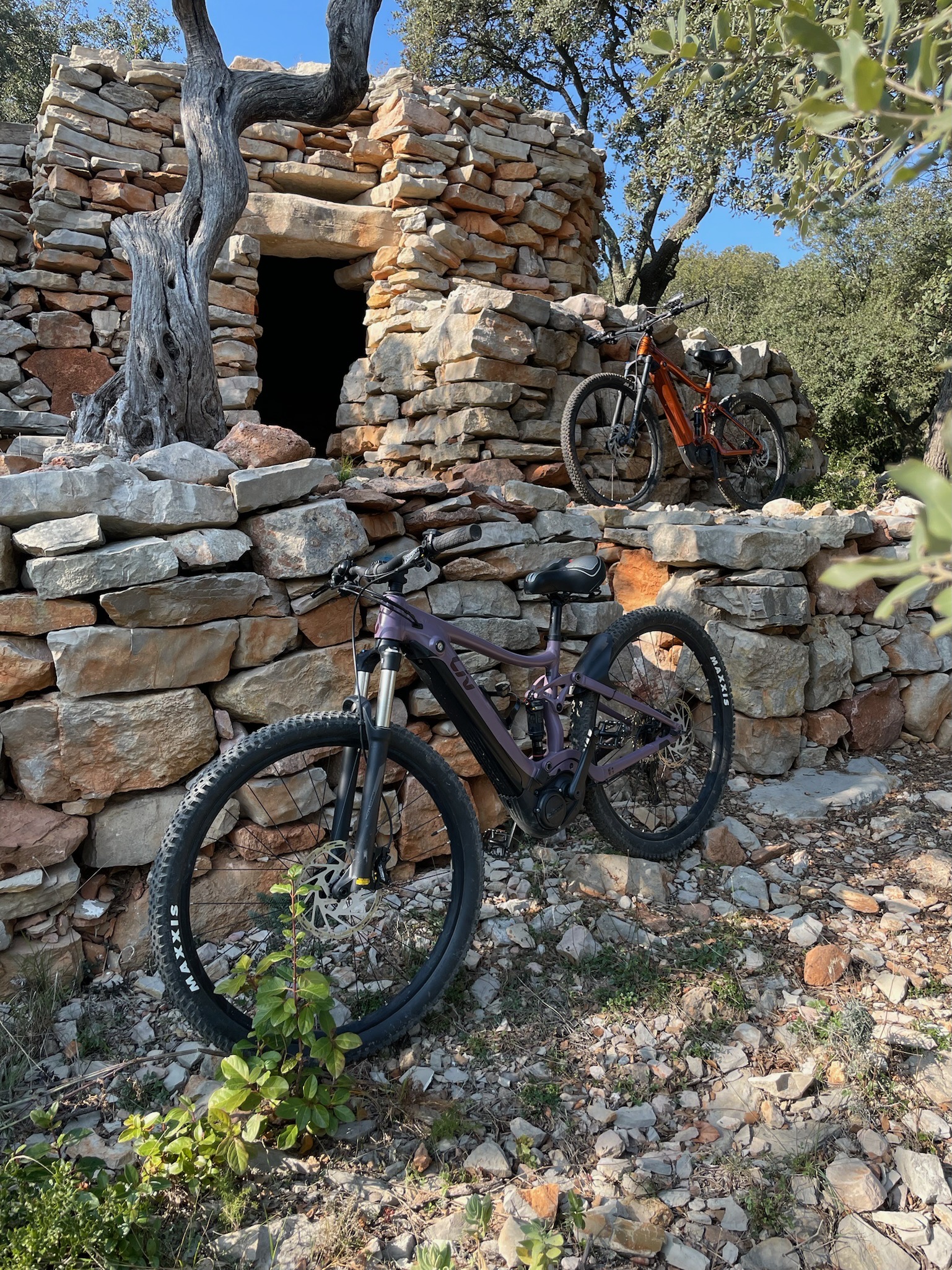 Randonnée en VTT electrique tout suspendu dans la Gardiole de Poussan