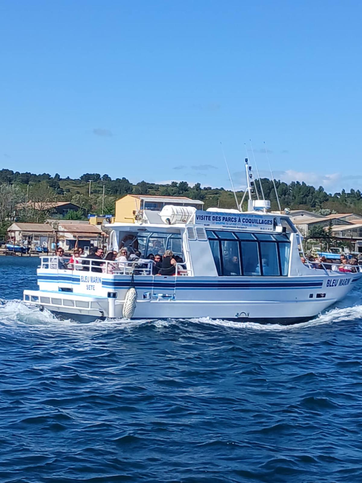 Le Bleu Marin le long des mas