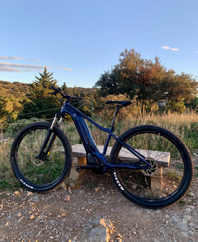 Nos VTT electrique semi suspendu Giant - à l'Abbaye St Félix de Montceau 