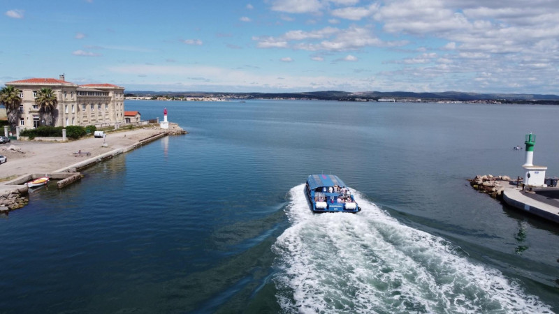 Navette Mèze qui part vers Mèze Navette Mèze qui part vers Mèze