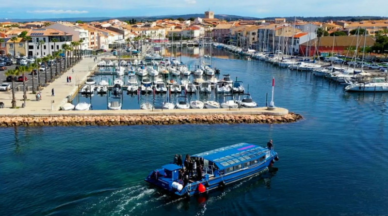 Navette Mèze qui rentre dans le port de Mèze Navette Mèze qui rentre dans le port de Mèze