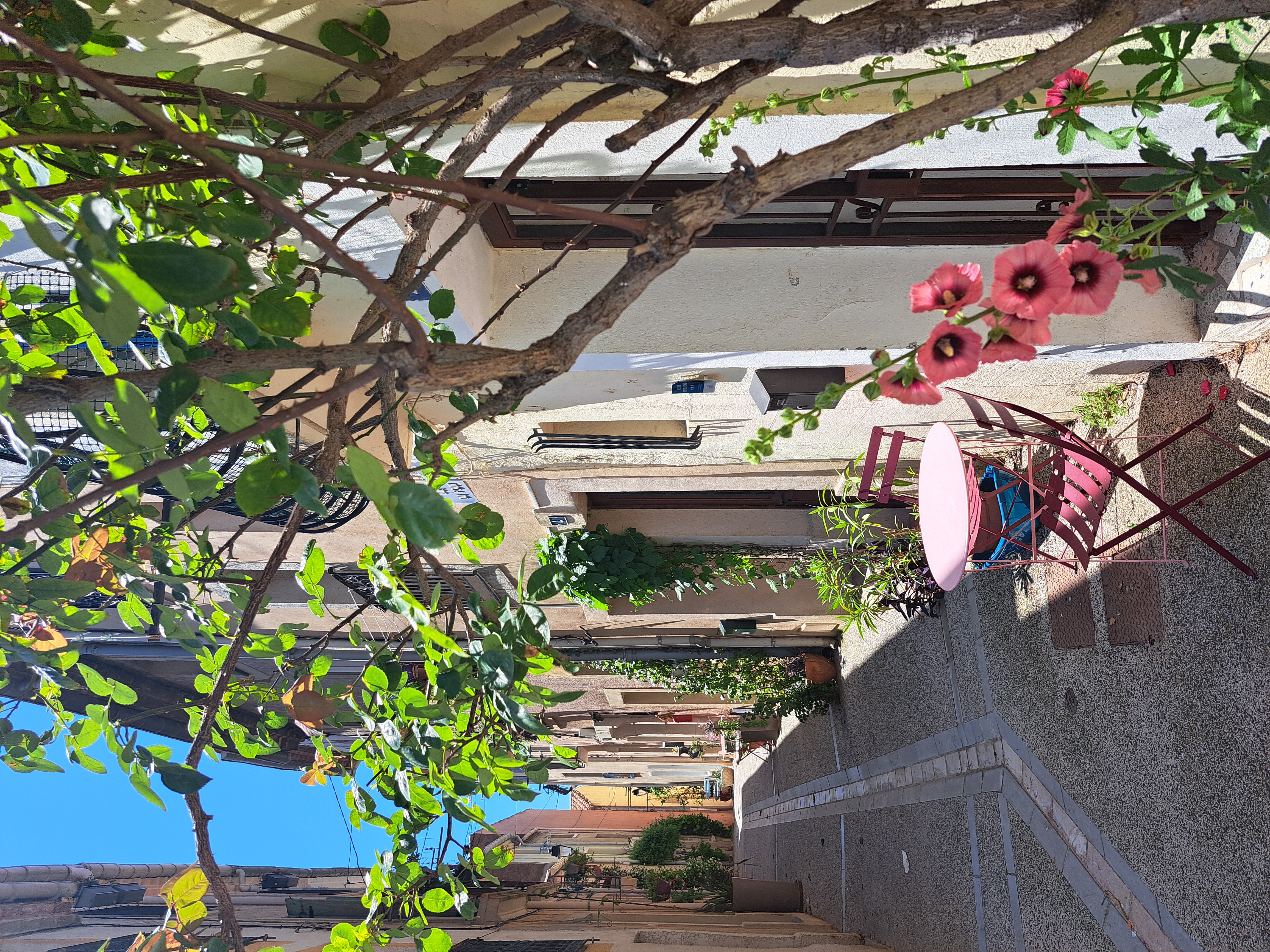 Le mobilier de jardin dans la rue piétonne est une invitation au café matinal