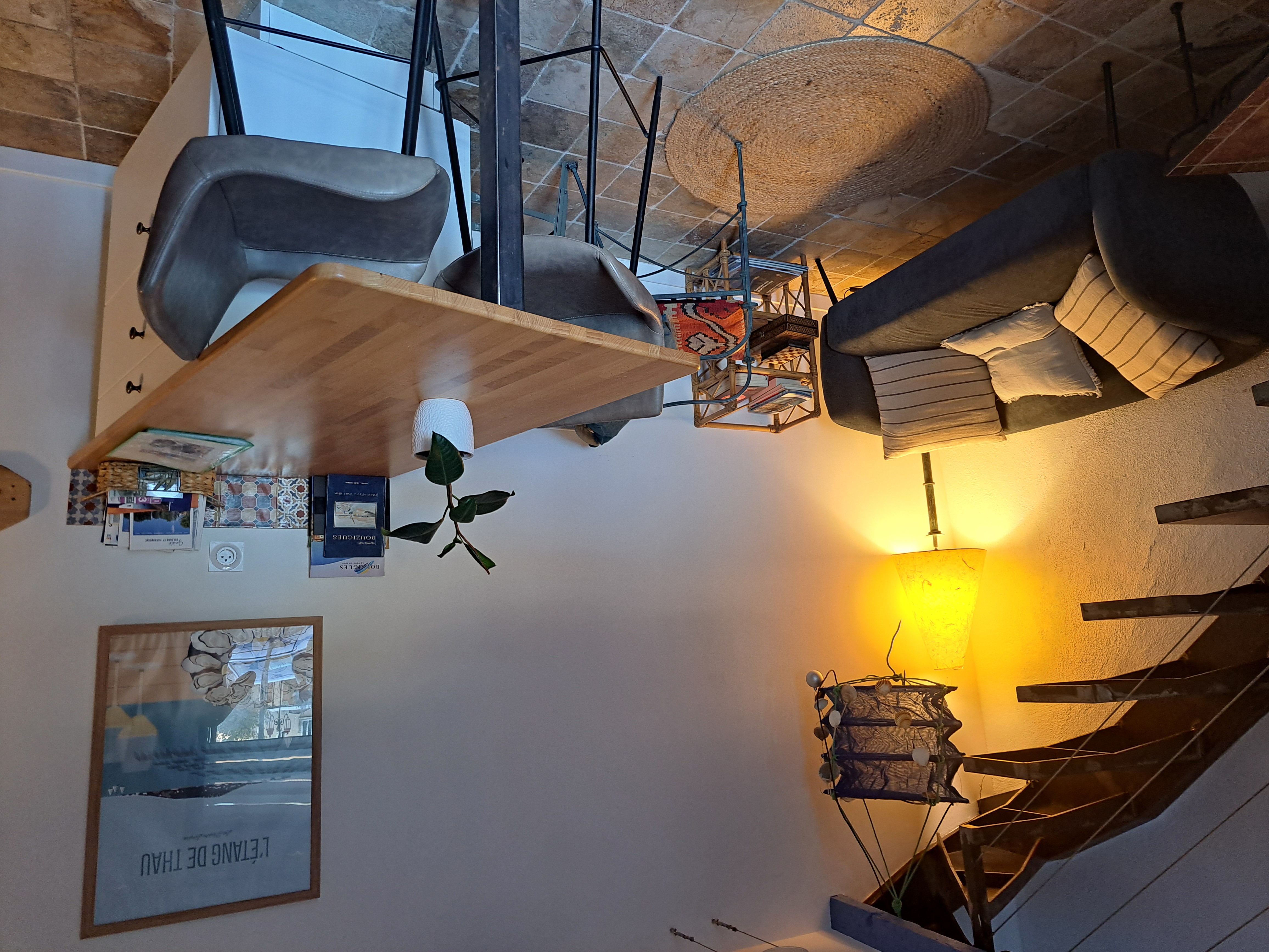 Et un petit coin salon cosy sous le bel escalier artisanal