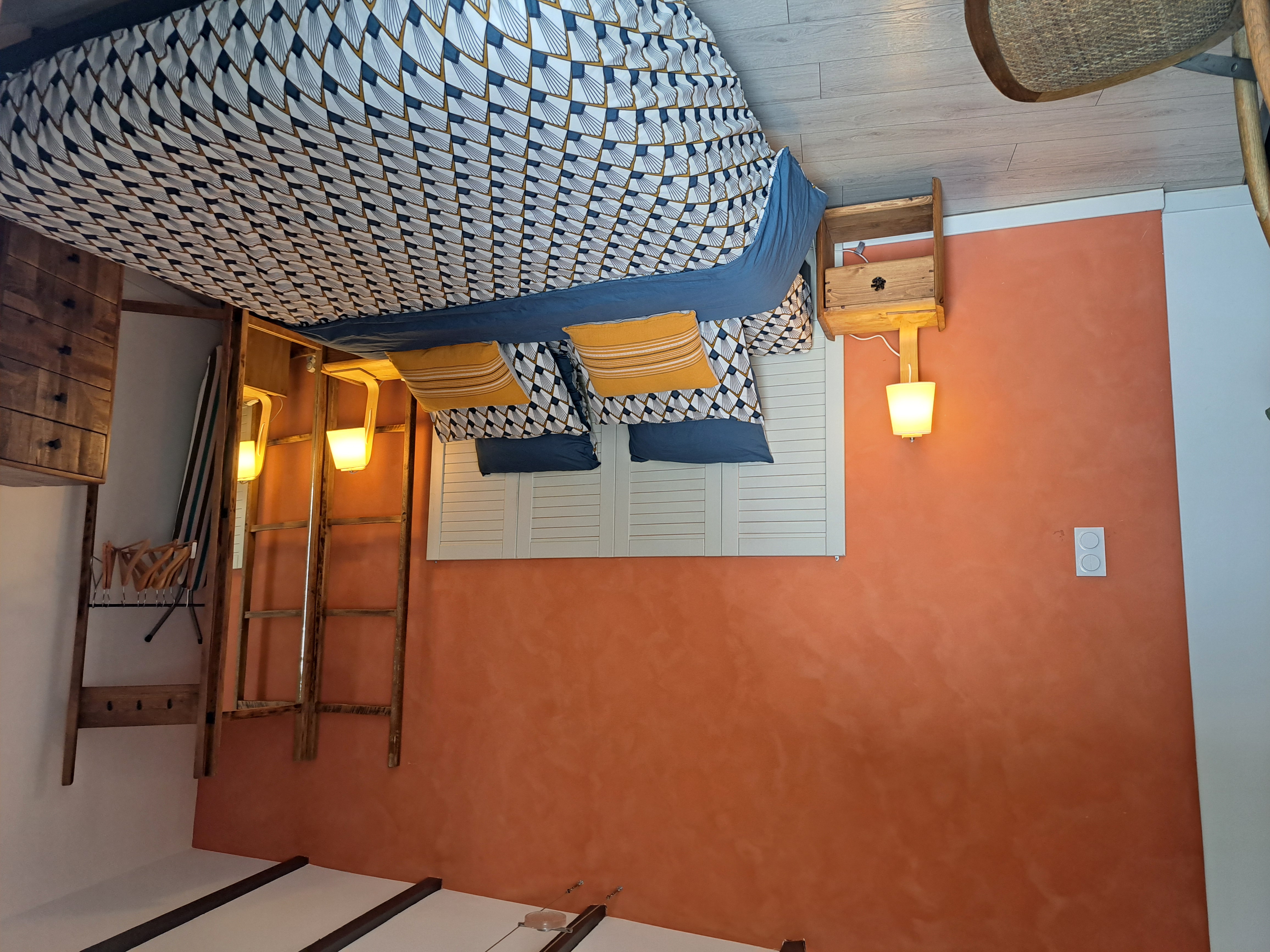 La chambre est équipée d'un lit queen size très confortable et de meubles chinés