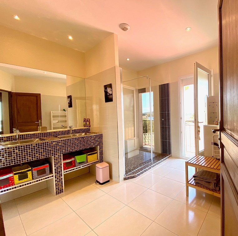 _lv_images__lot_0000000251_15_18207390