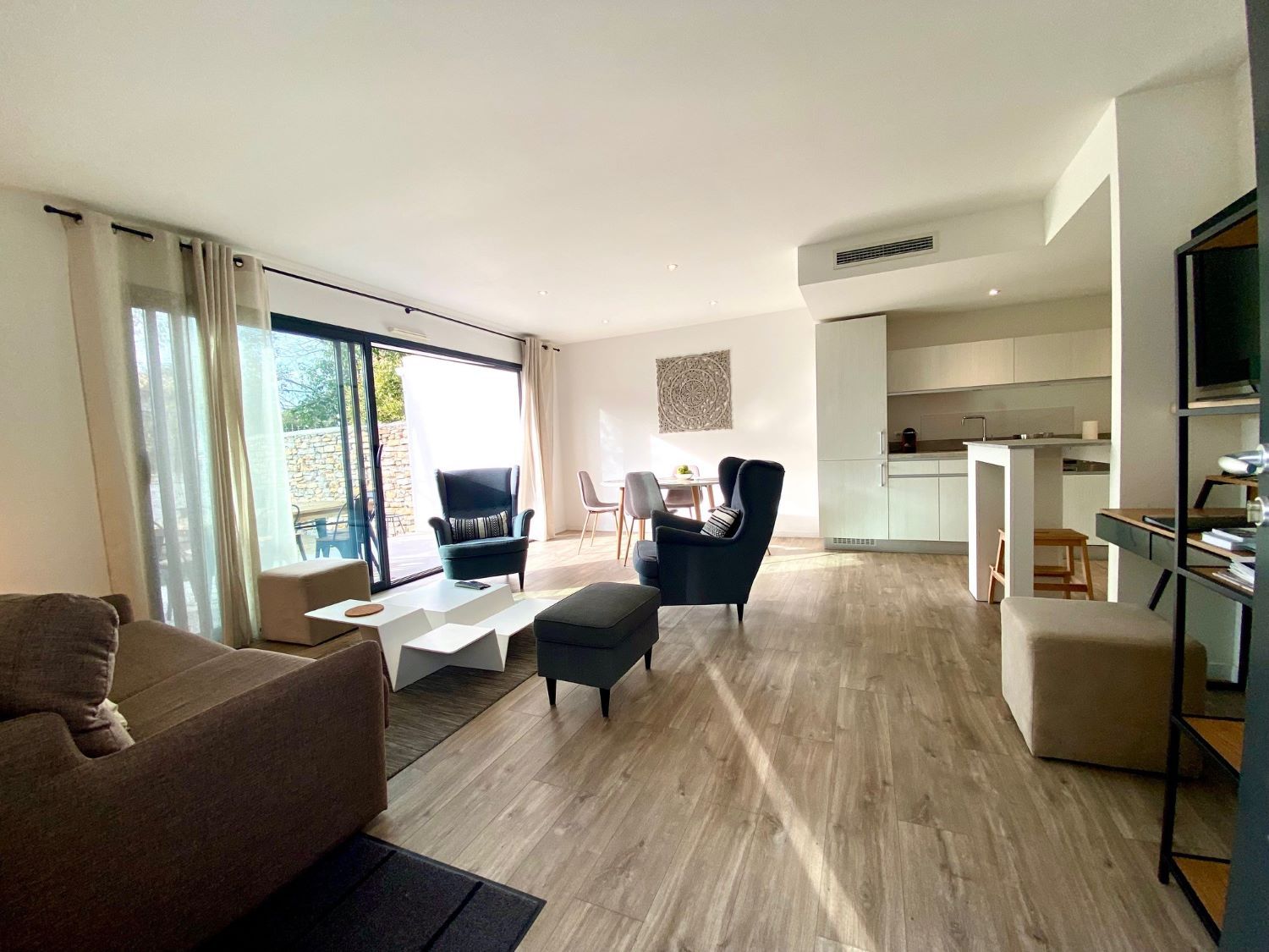 _lv_images__lot_0000000396_03_18528680