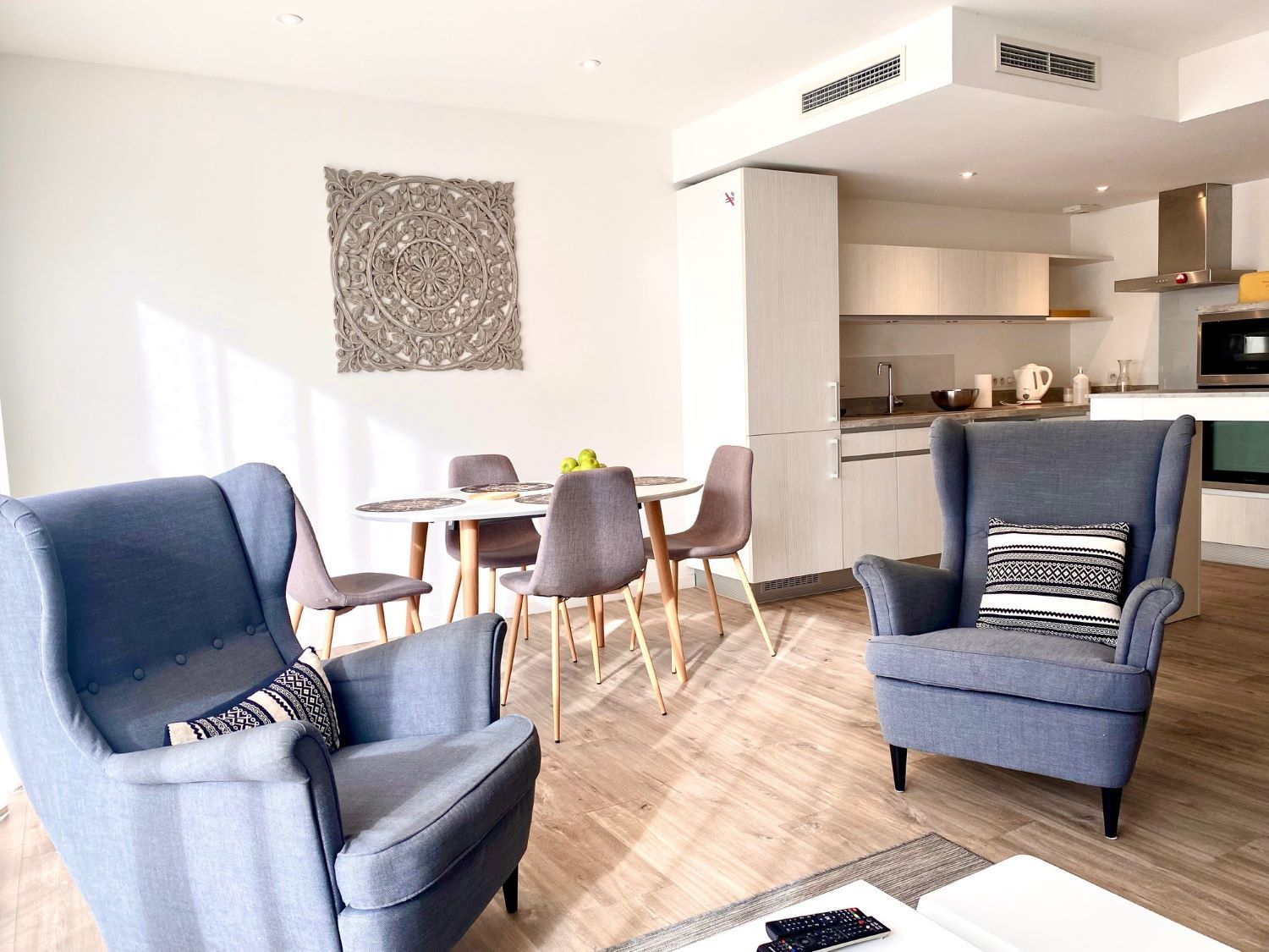 _lv_images__lot_0000000396_04_18207353