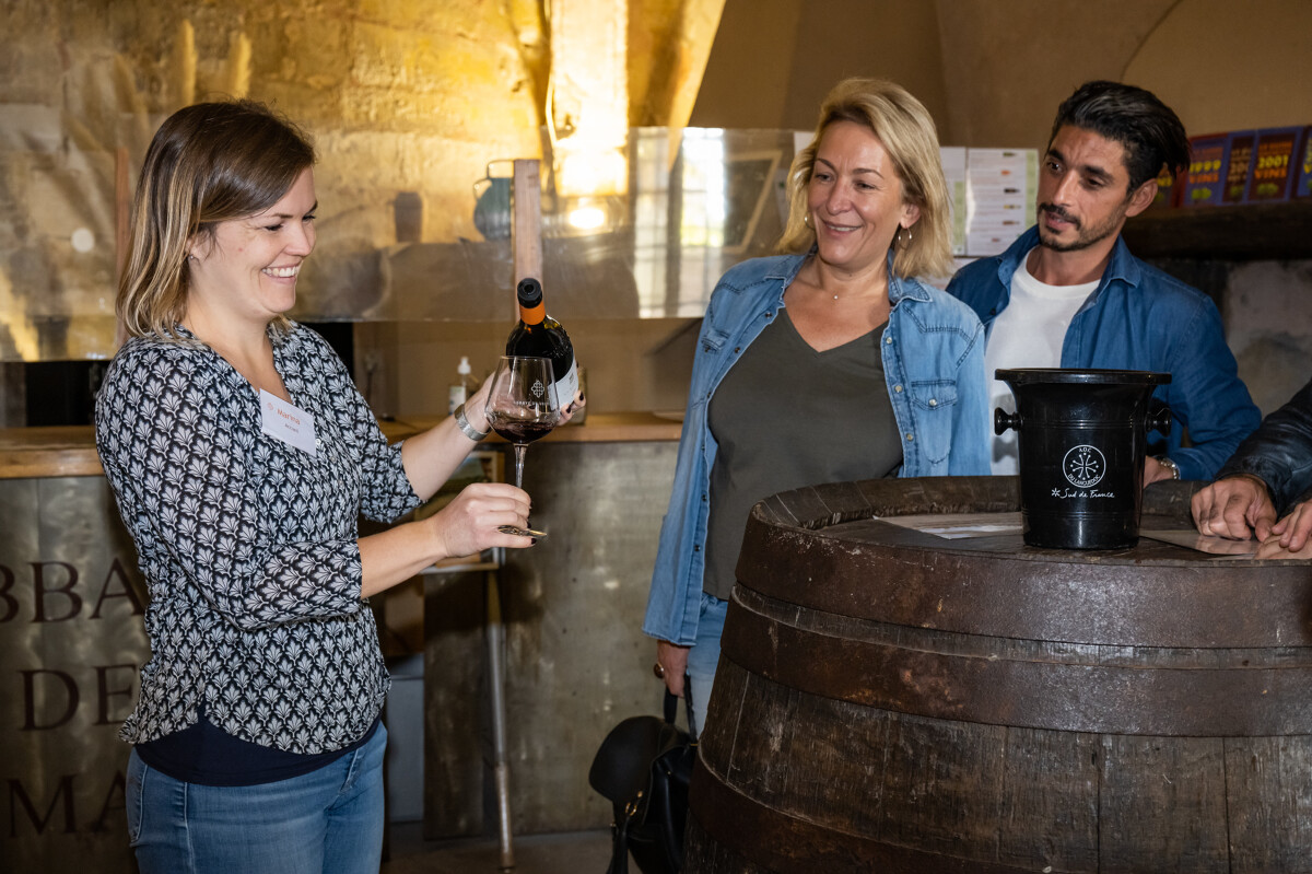 Dégustation de vin à l’abbaye de Valmagne - © Office de Tourisme Archipel de Thau