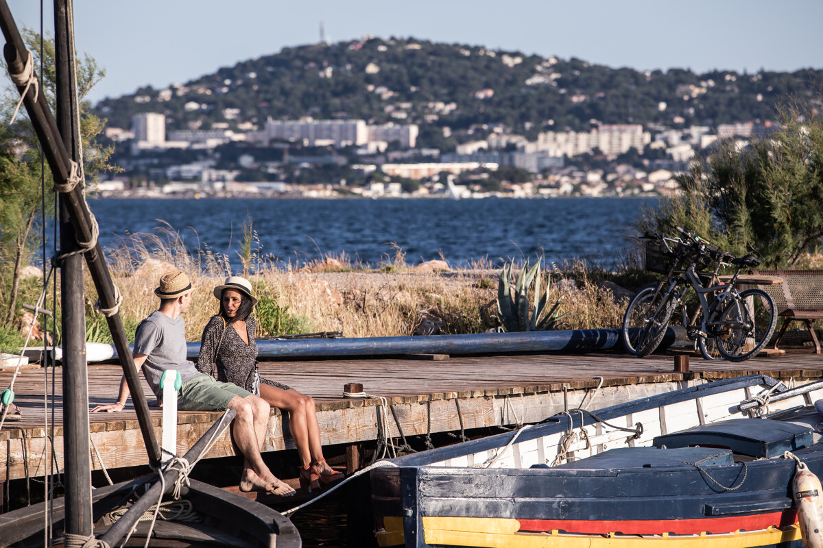 Couple sur le port de Bouzigues