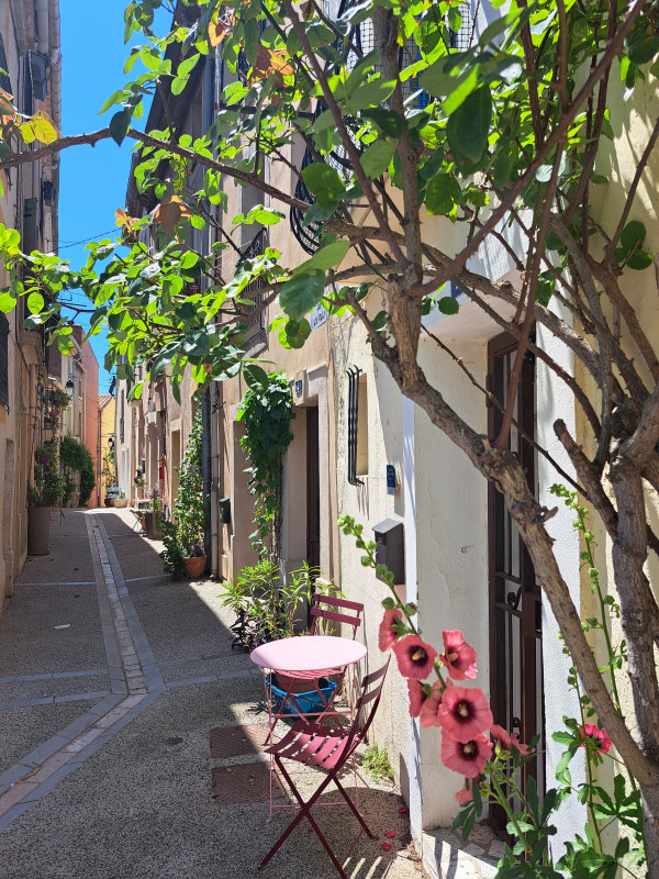 Le mobilier de jardin dans la rue piétonne est une invitation au café matinal