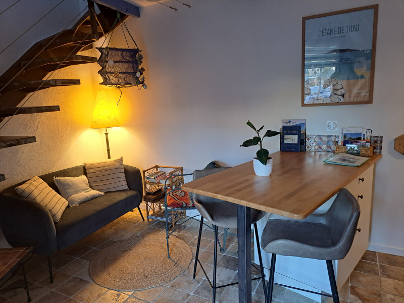 Et un petit coin salon cosy sous le bel escalier artisanal