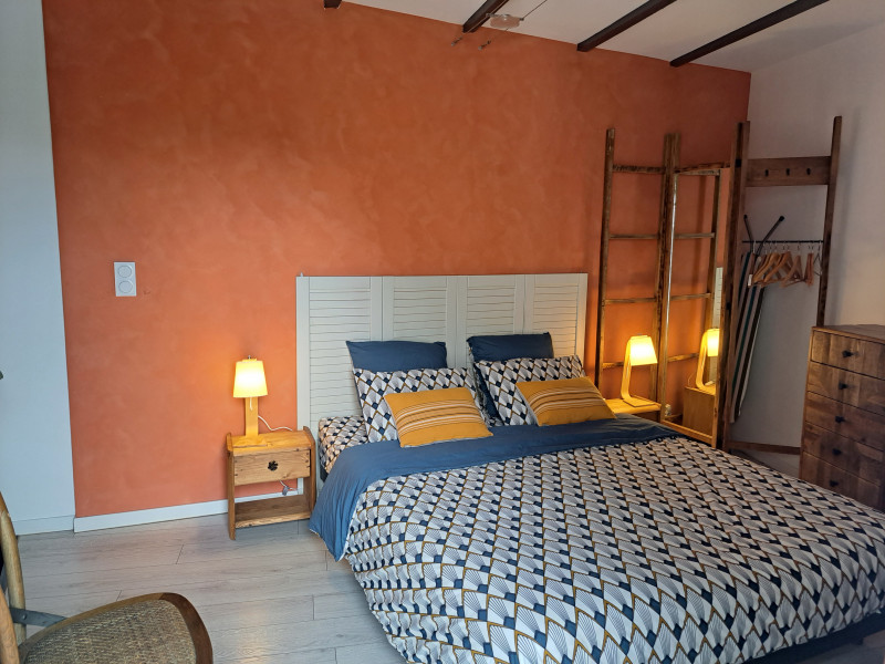 La chambre est équipée d'un lit queen size très confortable et de meubles chinés